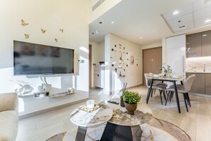 Dining - Cozy 1BR, Easy Access to Dubai Mall – Azizi Riviera 36 by Deluxe Holiday Homes (Dubai)