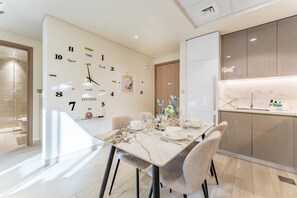 Dining - Cozy 1BR, Easy Access to Dubai Mall – Azizi Riviera 36 by Deluxe Holiday Homes (Dubai)