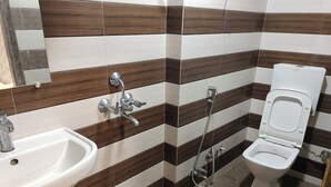 Un bagno con lavandino, wc e doccia.