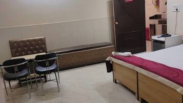 Classic Double Room | Ruang kerja komputer riba