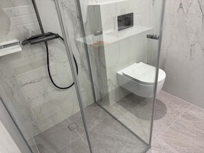 Shower, towels, soap, toilet paper - Detached house 25 m² with garden & jacuzzi - near Strasbourg (MITTELHAUSBERGEN)