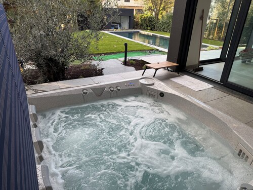 Detached cottage with a pool and hot tub – near Strasbourg