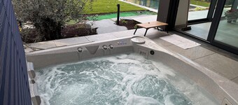 Detached cottage with a pool and hot tub – near Strasbourg