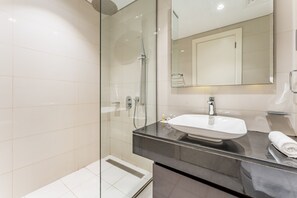Dusche, Haartrockner, Bidet, Handtücher