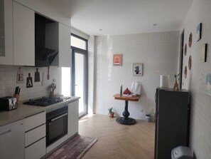 Comfort-Apartment, 2 Schlafzimmer, Küche, Meerblick | Eigene Küche | Hochstuhl