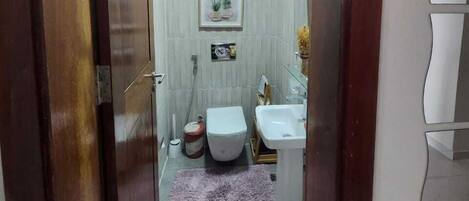 Appartement Confort, 2 chambres, cuisine, vue océan | Salle de bain | Serviettes fournies