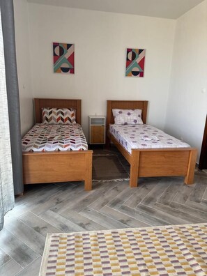 Comfort-Apartment, 2 Schlafzimmer, Klimaanlage, Meerblick | Verdunkelungsvorhänge, Bügeleisen/Bügelbrett, kostenloses WLAN