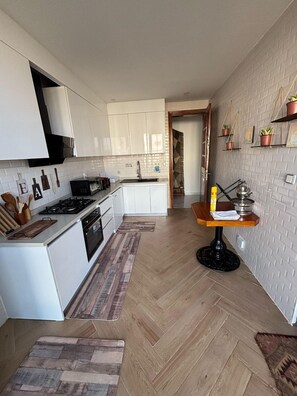 Comfort Apartment, 2 Bedrooms, Air conditioning, Sea View | Private kitchen