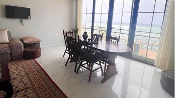 Comfort-Apartment, 2 Schlafzimmer, Küche, Meerblick | Wohnbereich