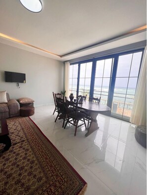 Comfort-Apartment, 2 Schlafzimmer, Küche, Meerblick | Wohnbereich