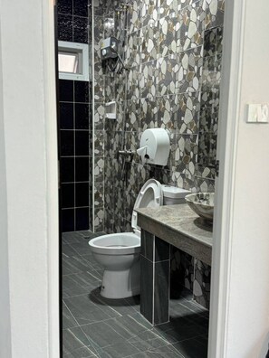 Casa familiare, patio, vista parco | Bagno | Combinazione doccia/vasca, set di cortesia gratuito, asciugamani, sapone