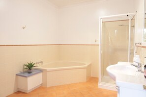 Apartment | Bathroom
