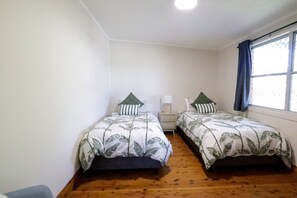 Apartment | 3 bedrooms, bed sheets - Spacious 3-bed Home in Central Tenterfield (Tenterfield)