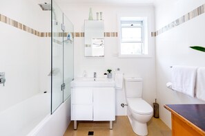Apartment | Bathroom - A Place to Unwind and Enjoy the Northern Beaches (Sydney)