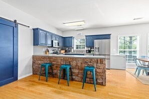 Fridge, microwave, oven, stovetop - New! Daydream Believer is a 4BR, 2.5BA Lake Martin home that is PET FRIENDLY! (Dadeville)