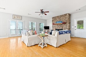 TV, fireplace, video games, books - New! Daydream Believer is a 4BR, 2.5BA Lake Martin home that is PET FRIENDLY! (Dadeville)