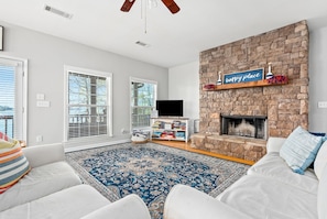 TV, fireplace, video games, books - New! Daydream Believer is a 4BR, 2.5BA Lake Martin home that is PET FRIENDLY! (Dadeville)