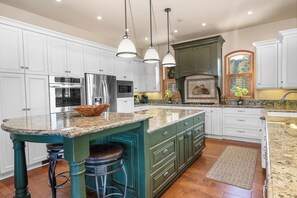 Signature House, 5 Bedrooms, Hot Tub, Lake View | Private kitchen | Fridge, microwave, oven, stovetop - Boulder Cove Lakefront Estate (Big Bear Lake)
