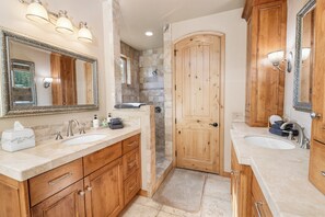 シグネチャー ハウス 5 ベッドルーム スパ浴槽 レイクビュー | バスルーム | 個別の浴槽とシャワー、バスアメニティ (無料)、ヘアドライヤー、タオル