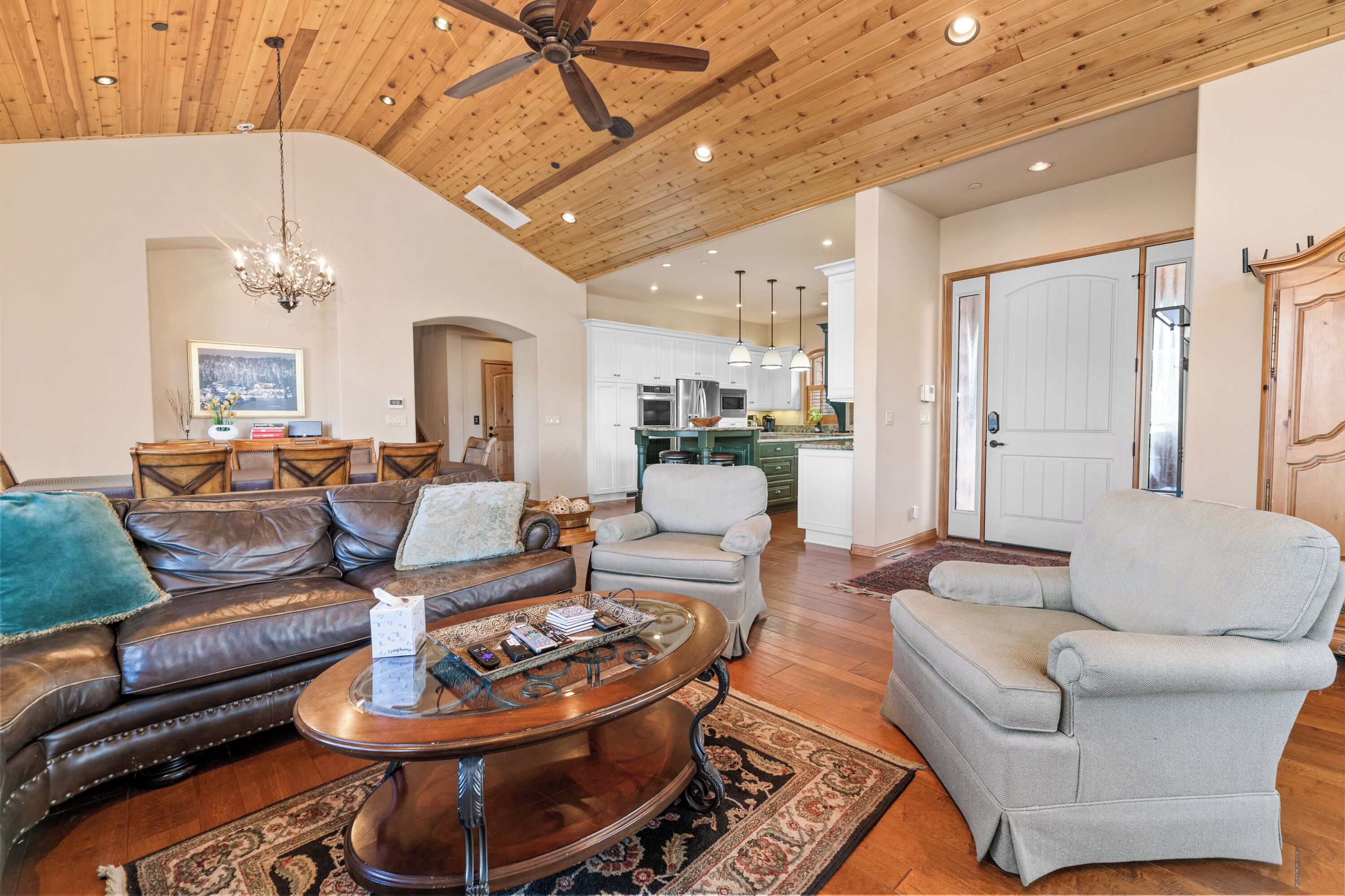 特色独立别墅, 5 间卧室, 热水浴缸, 湖景 | 客厅 | 50-英寸智能电视 （配备数码频道）、壁炉