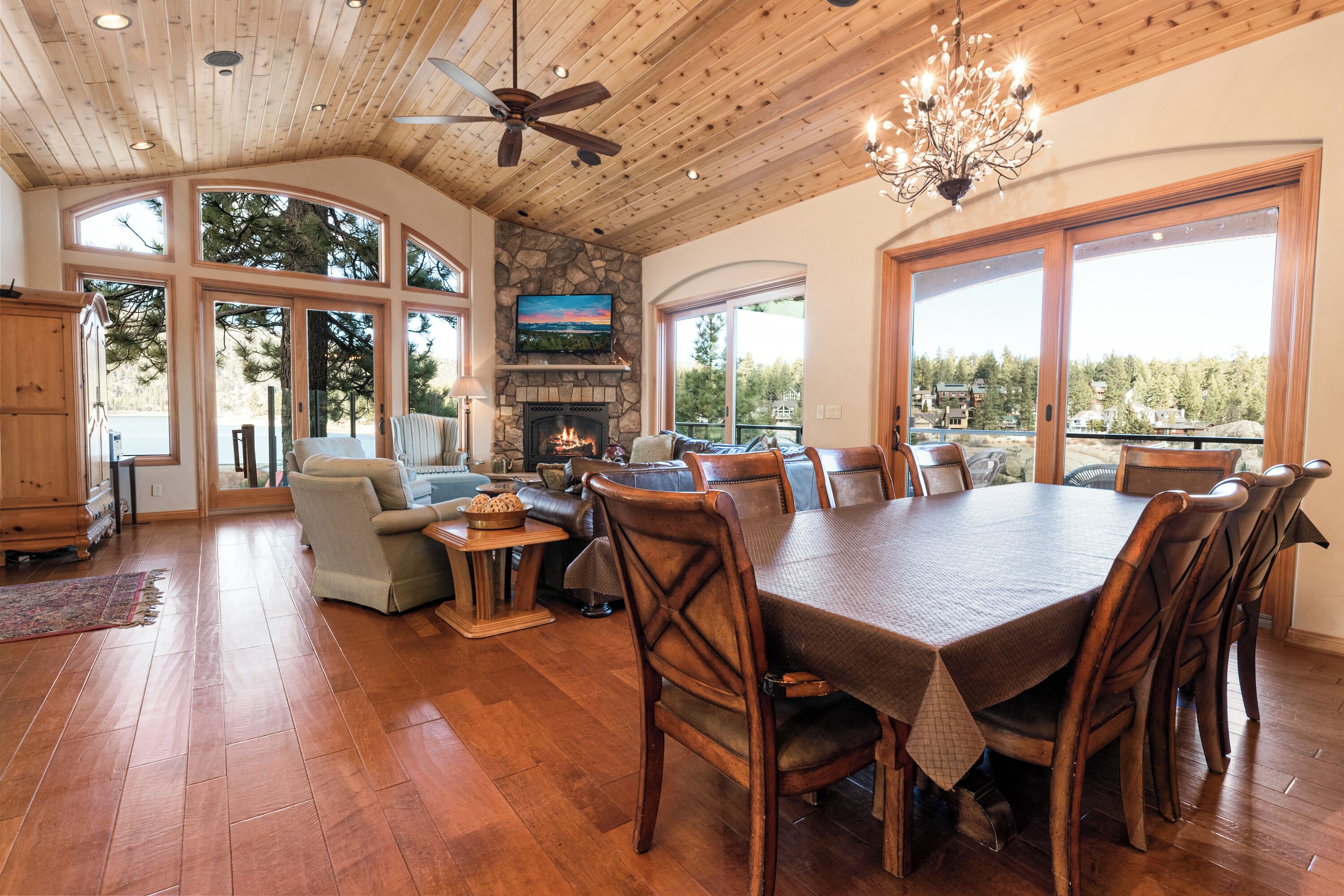 Signature House, 5 Bedrooms, Hot Tub, Lake View | In-room dining