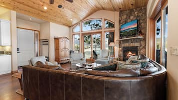 Casa Signature, 5 habitaciones, bañera de hidromasaje, vistas al lago | Sala de estar | Smart TV de 50 pulgadas con canales digitales, una chimenea
