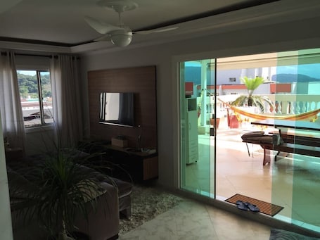 Front of property. Cobertura com banheira aquecida