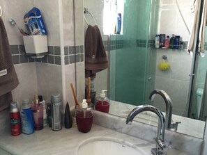 Towels, soap, shampoo, toilet paper - Cobertura com banheira aquecida  (Jardim Las Palmas Guarujá)