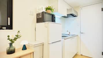 Deluxe Triple Room | Private kitchen | Fridge, microwave
