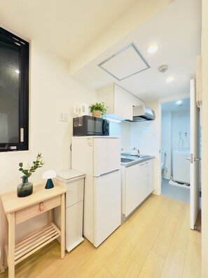 Deluxe Triple Room | 専用キッチン | 冷蔵庫、電子レンジ