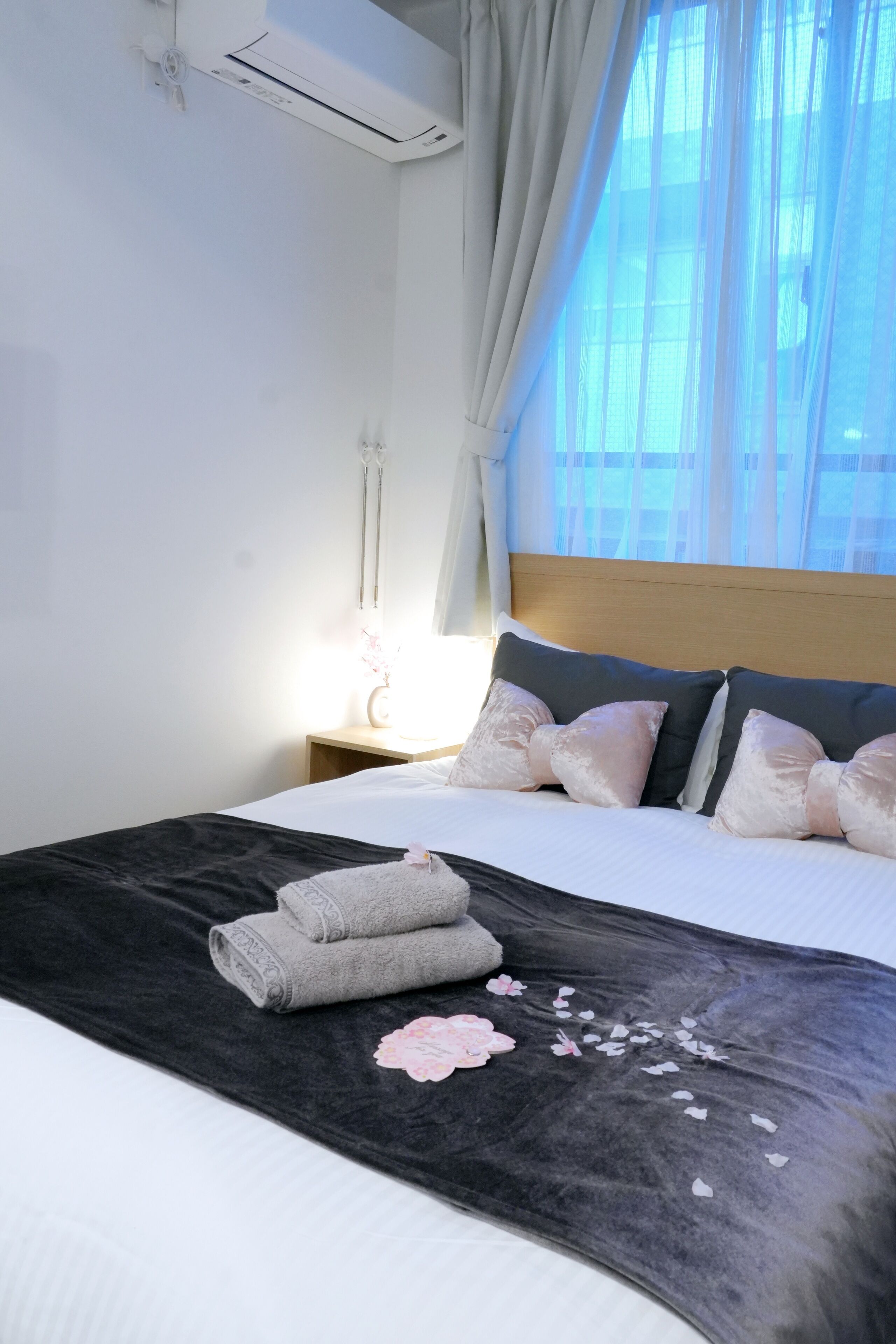 Free WiFi, bed sheets