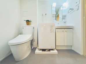 デラックス ダブルルーム | バスルーム | 個別の浴槽とシャワー、バスアメニティ (無料)、ヘアドライヤー、タオル