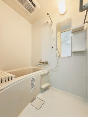 Deluxe Triple Room | Banheiro | Banheira e chuveiro separados, produtos de toalete grátis