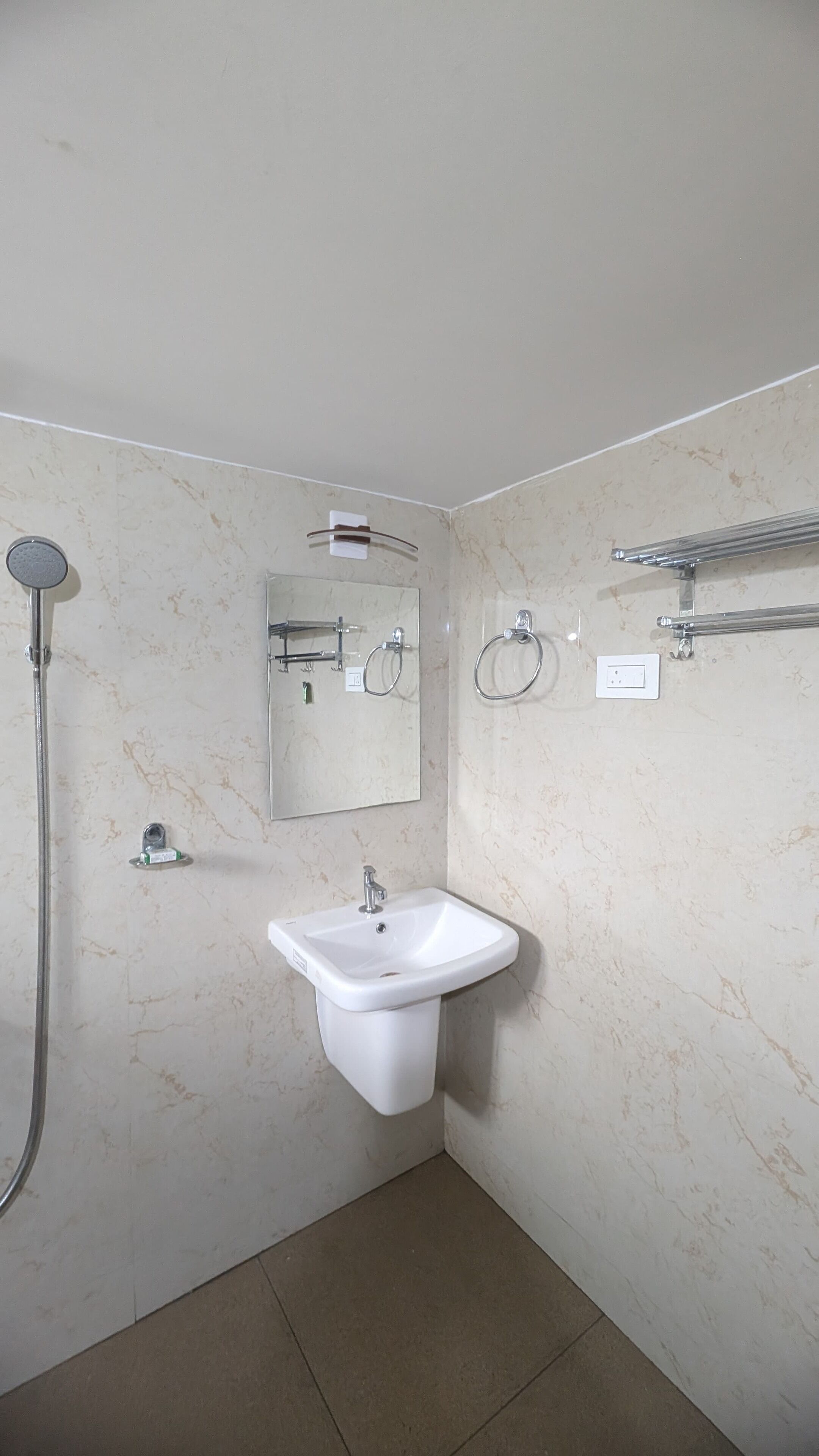 Ducha, secador de pelo, bidé y toallas