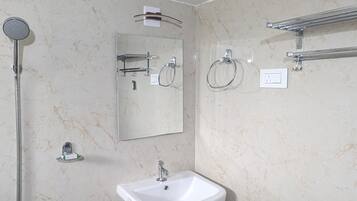 Ducha, secador de pelo, bidé y toallas