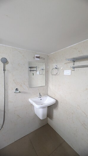 Dusche, Haartrockner, Bidet, Handtücher