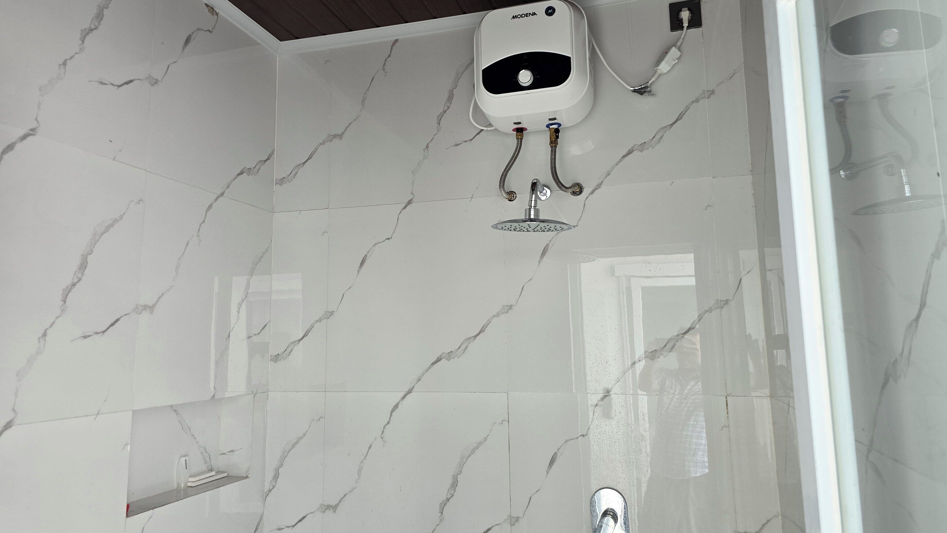 Dobbeltværelse | Badeværelse | Bruser, gratis toiletartikler, hårtørrer, håndklæder