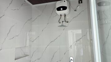 Dobbeltværelse | Badeværelse | Bruser, gratis toiletartikler, hårtørrer, håndklæder