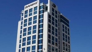 A tall, modern building with a sign reading "DAMAC" on the top. - Stylish cozy studio in the heart of Business Bay (Dubai)