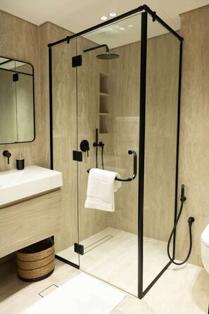 Shower, towels, shampoo - Stylish cozy studio in the heart of Business Bay (Dubai)