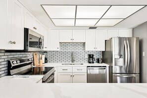 Fridge, microwave, oven, stovetop - Whitney Beach 185 by FVC (Longboat Key)