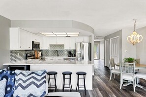 Coffee/tea maker, fridge, microwave, oven - 1/1 Condo, Pool, Beach Access, Washer/Dryer (Longboat Key)