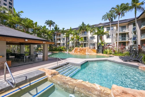 2-bed Beachfront Escape With Pool and BBQ Access