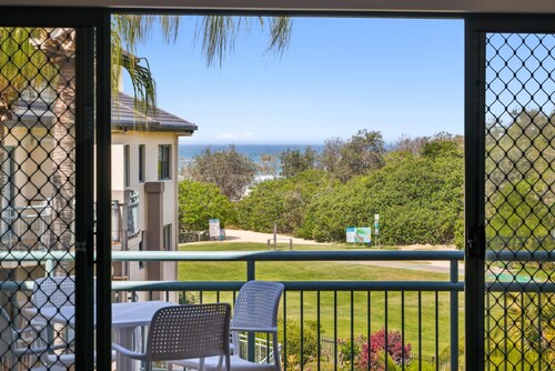 2-bed Beachfront Escape With Pool and BBQ Access