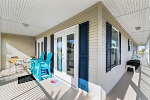 Outdoor dining - Grand Caribbean East 301 Destin - Steps to Crystal Beach at Tarpon Beach Park (Destin)