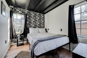 5 bedrooms, iron/ironing board, WiFi, bed sheets - 2 houses, 10 mins to Airport & Downtown (Port Wentworth)