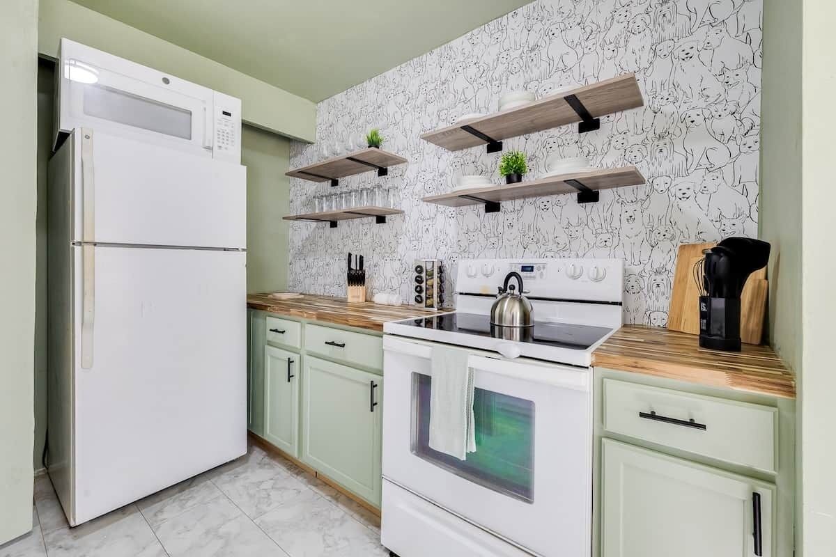 Réfrigérateur, micro-ondes, four, plaque de cuisson