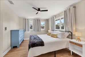 3 bedrooms, WiFi, bed sheets - Peaceful Oasis with Pool near Downtown and Beaches (Sarasota)