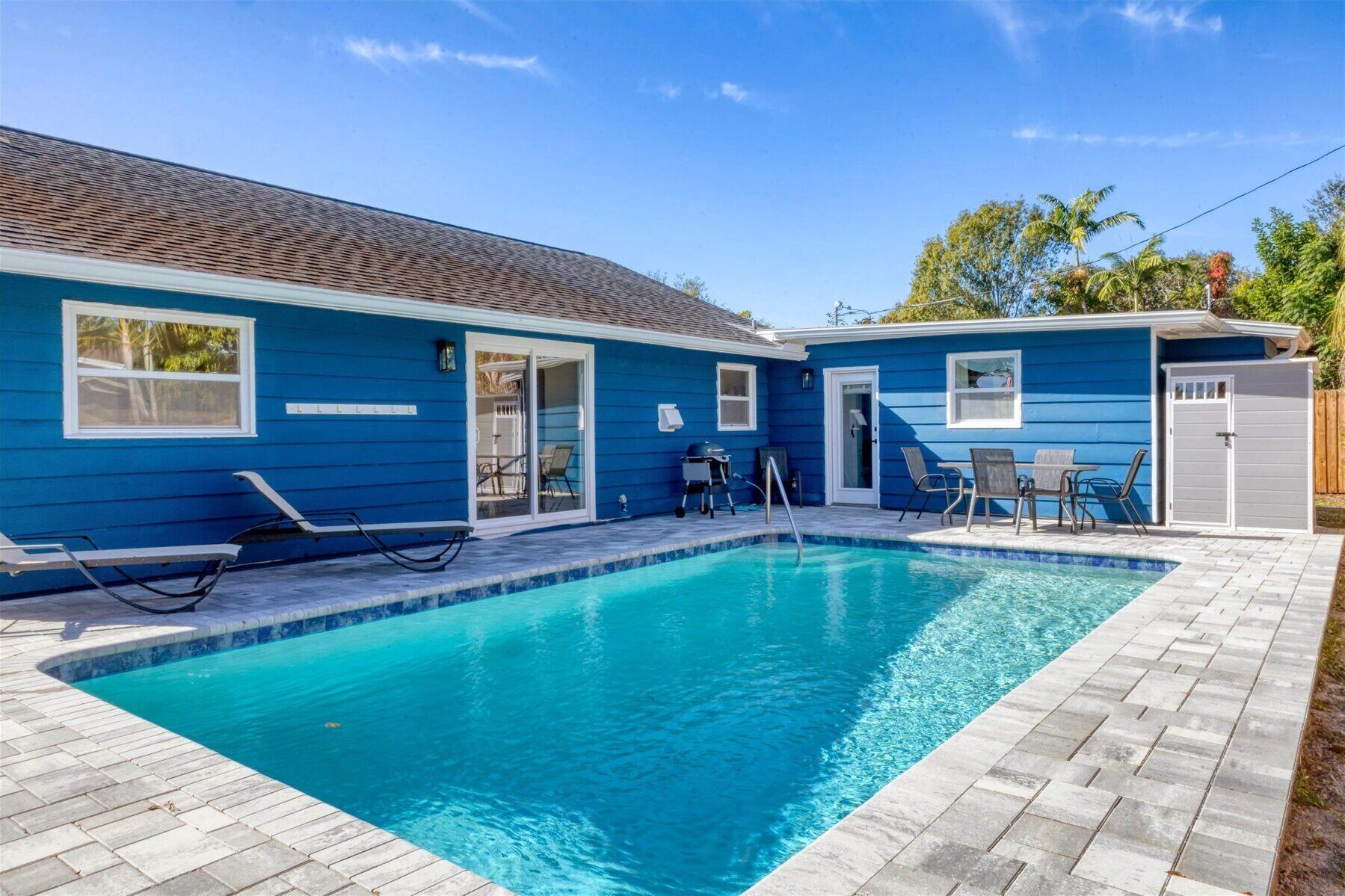 Utendørsbasseng og et oppvarmet basseng