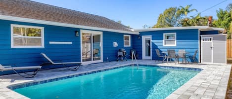 Utendørsbasseng og et oppvarmet basseng